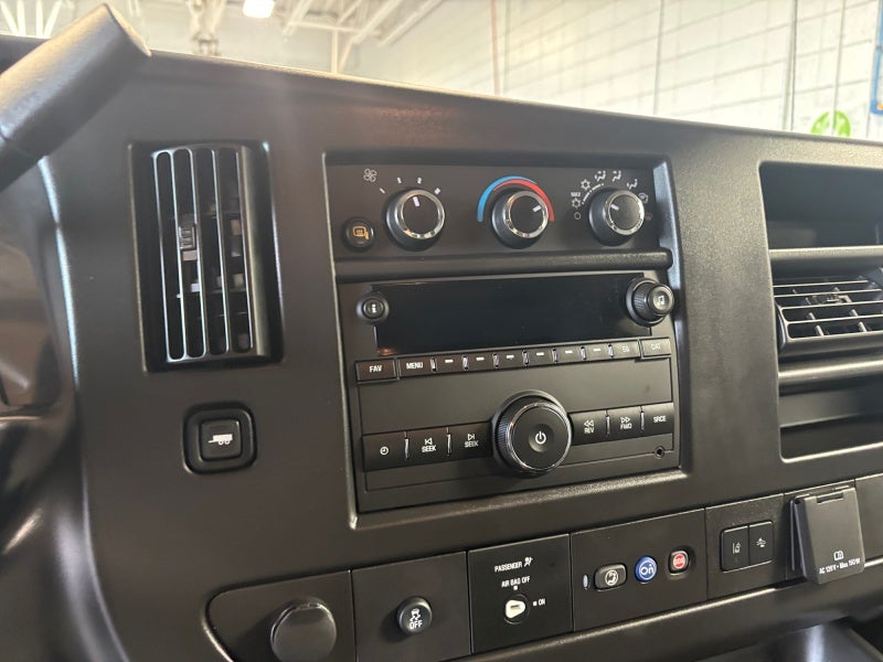 2024 Chevrolet Express Passenger 2500 1LT