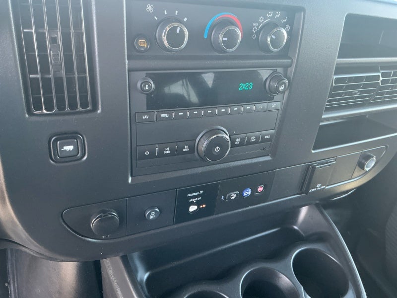 2025 Chevrolet Express Passenger 3500 1LS