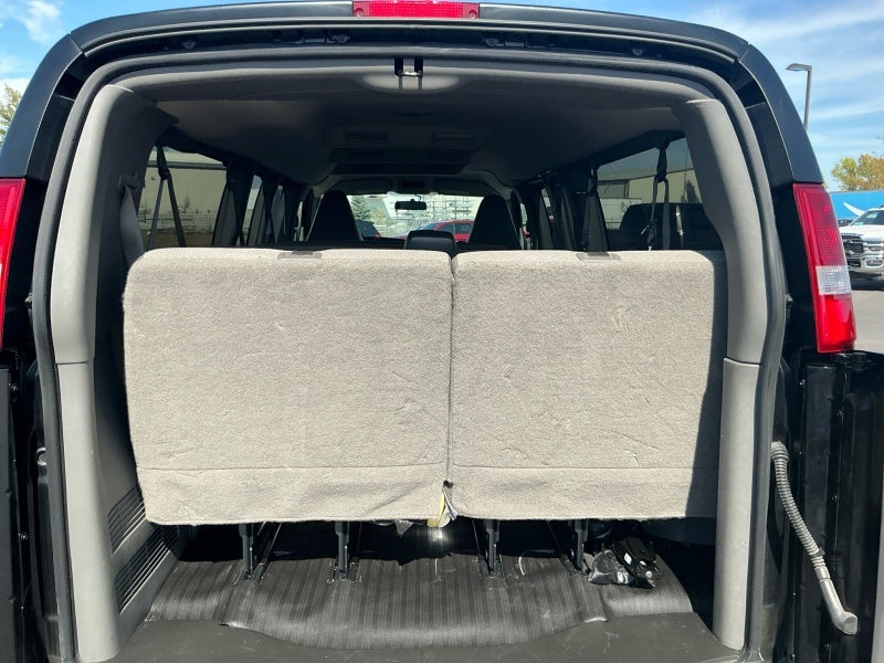 2025 Chevrolet Express Passenger 3500 1LS