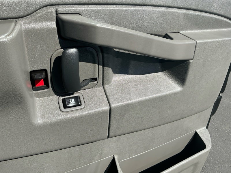 2025 Chevrolet Express Passenger 3500 1LS