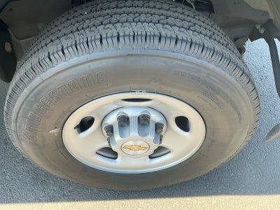 2025 Chevrolet Express Passenger 3500 1LS