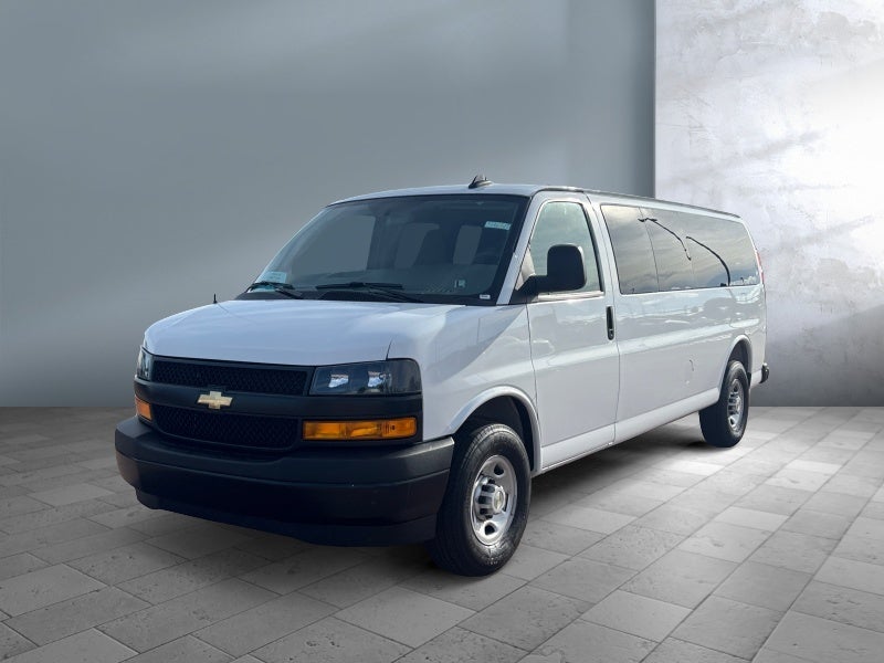 2025 Chevrolet Express Passenger 3500 1LS