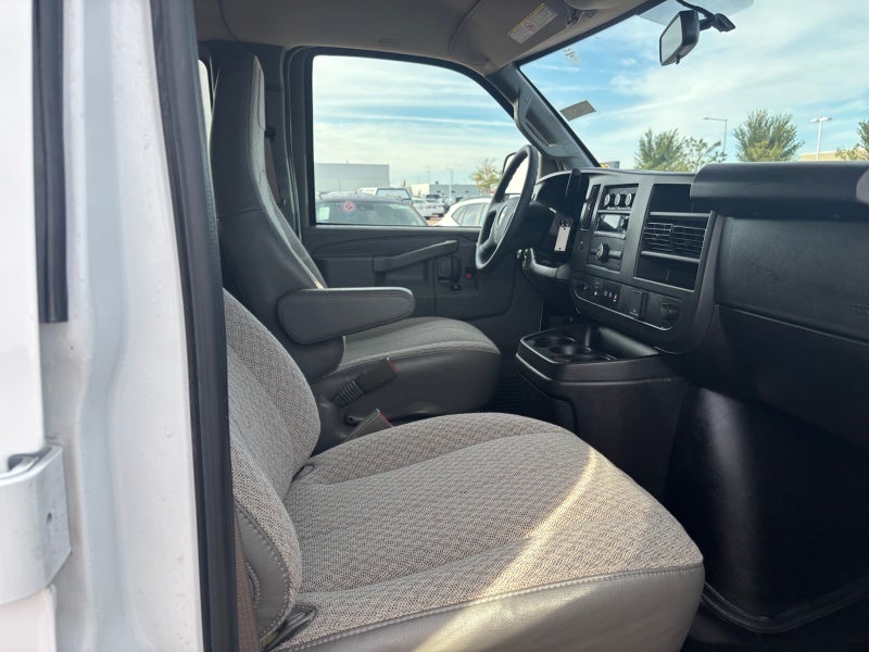 2025 Chevrolet Express Passenger 3500 1LS