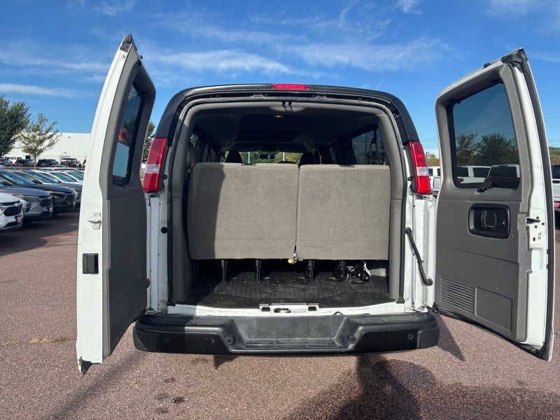 2025 Chevrolet Express Passenger 3500 1LS