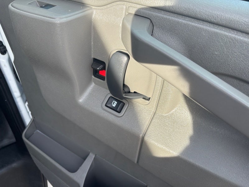 2025 Chevrolet Express Passenger 3500 1LS