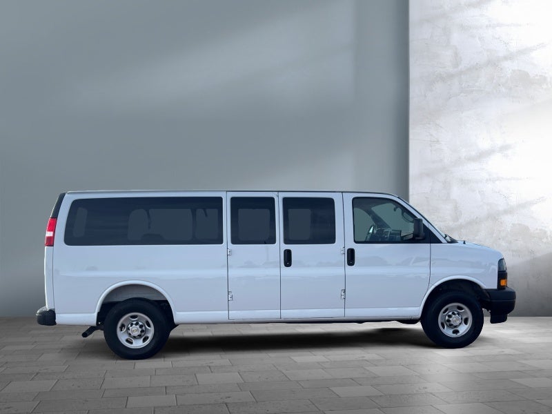 2025 Chevrolet Express Passenger 3500 1LS