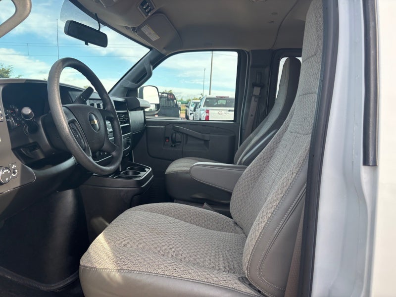 2025 Chevrolet Express Passenger 3500 1LS