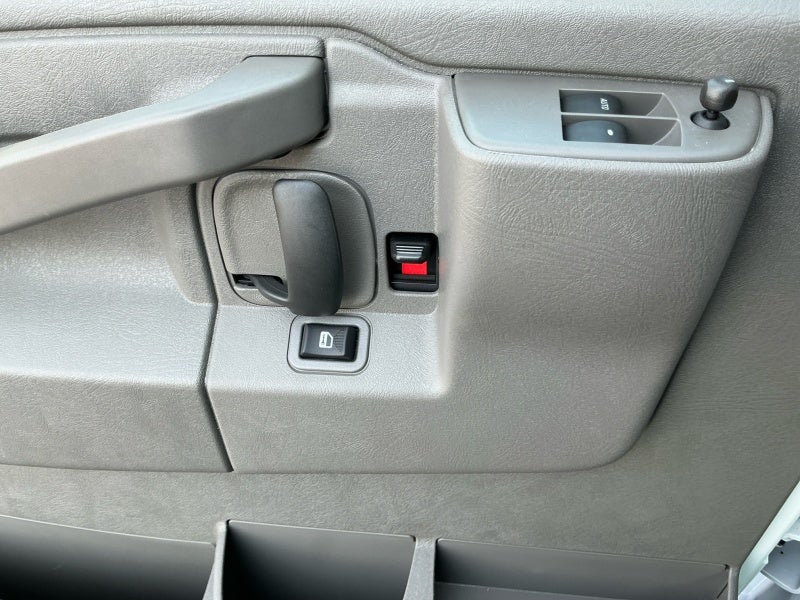 2025 Chevrolet Express Passenger 3500 1LT