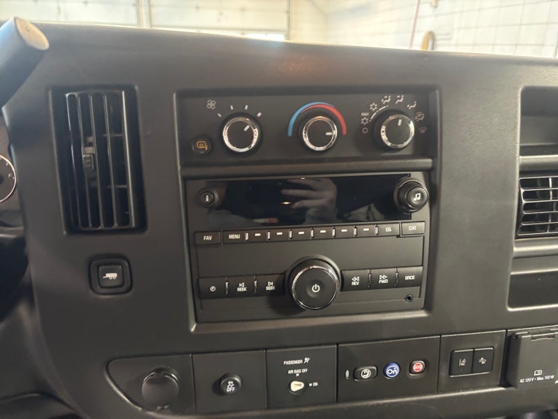 2025 Chevrolet Express Passenger 3500 1LT