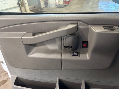 2025 Chevrolet Express Passenger 3500 1LT