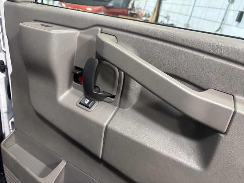 2025 Chevrolet Express Passenger 3500 1LT