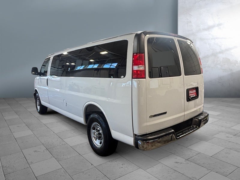 2025 Chevrolet Express Passenger 3500 1LT