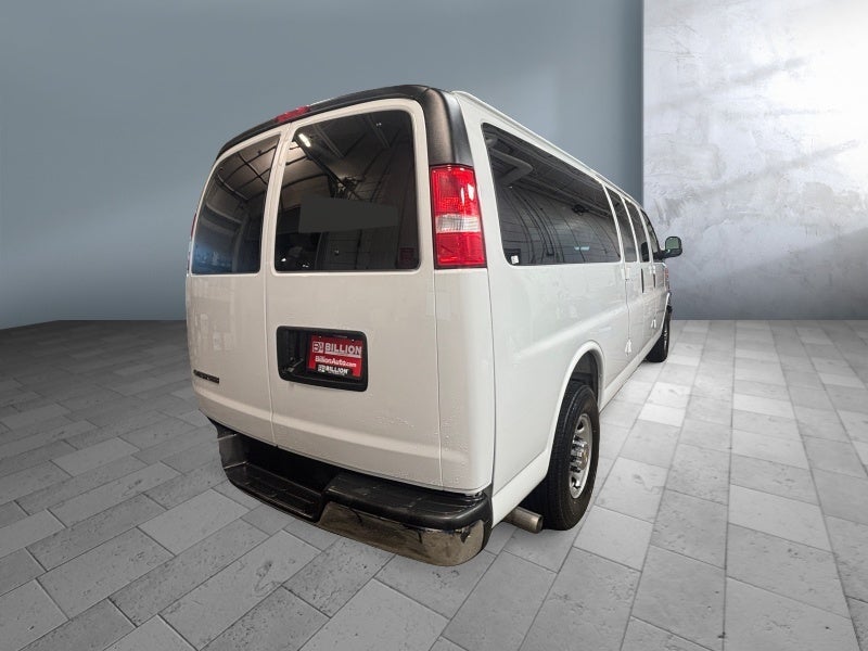 2025 Chevrolet Express Passenger 3500 1LT