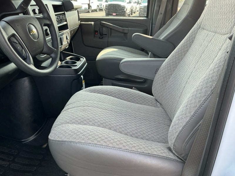 2025 Chevrolet Express Passenger 3500 1LT