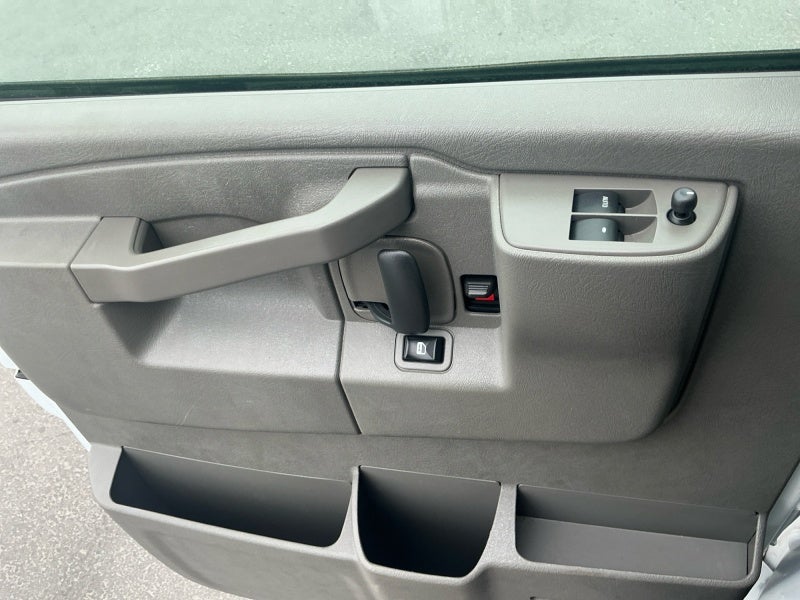 2025 GMC Savana Passenger LT