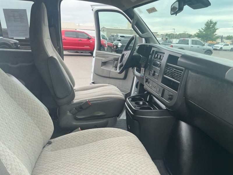 2025 GMC Savana Passenger LT