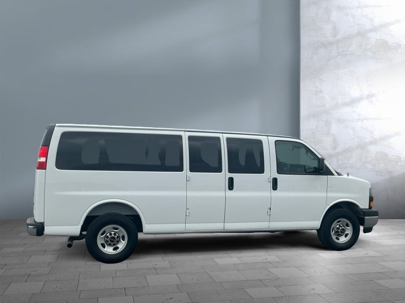 2025 GMC Savana Passenger LT