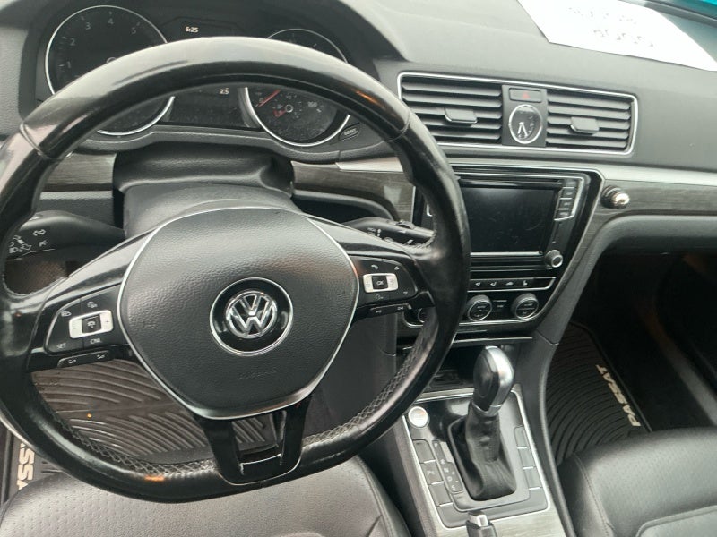 2017 Volkswagen Passat 1.8T SE w/Technology