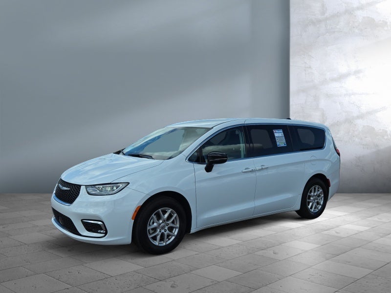 2024 Chrysler Pacifica Touring L's photo
