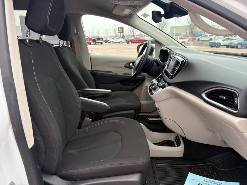 2024 Chrysler Voyager LX