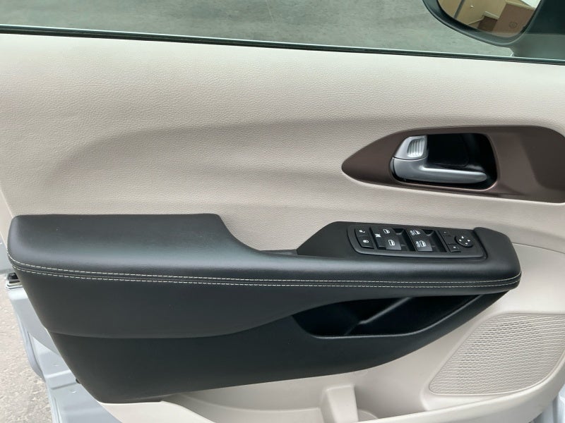 2024 Chrysler Voyager LX