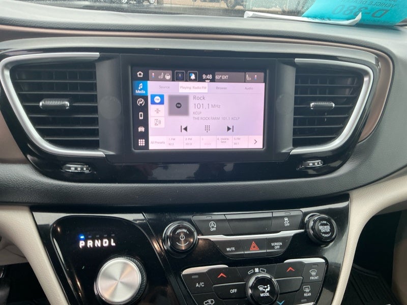 2023 Chrysler Voyager LX