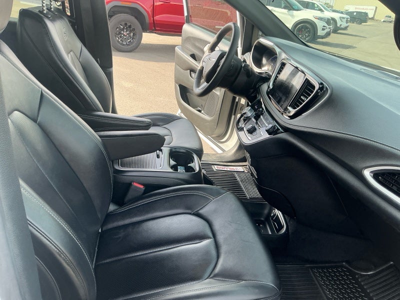 2024 Chrysler Pacifica Hybrid S Appearance Pkg